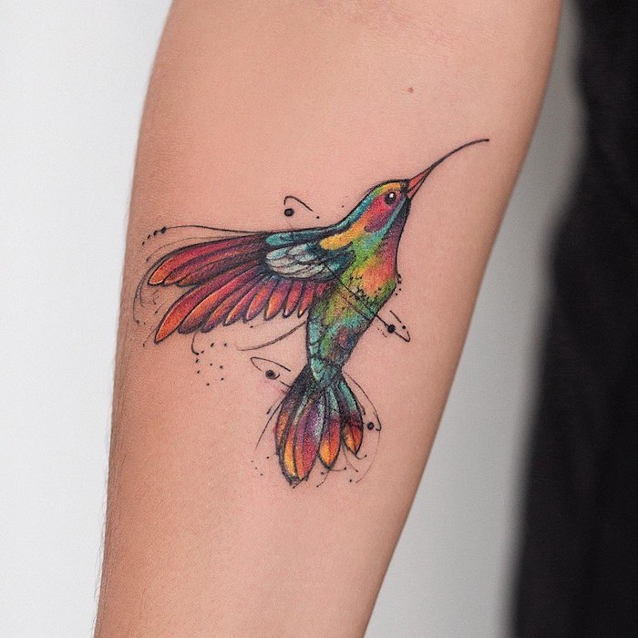 Vogel Tattoo, farbiger Kolibri, Idee für zartes weibliches Tattoo Motiv