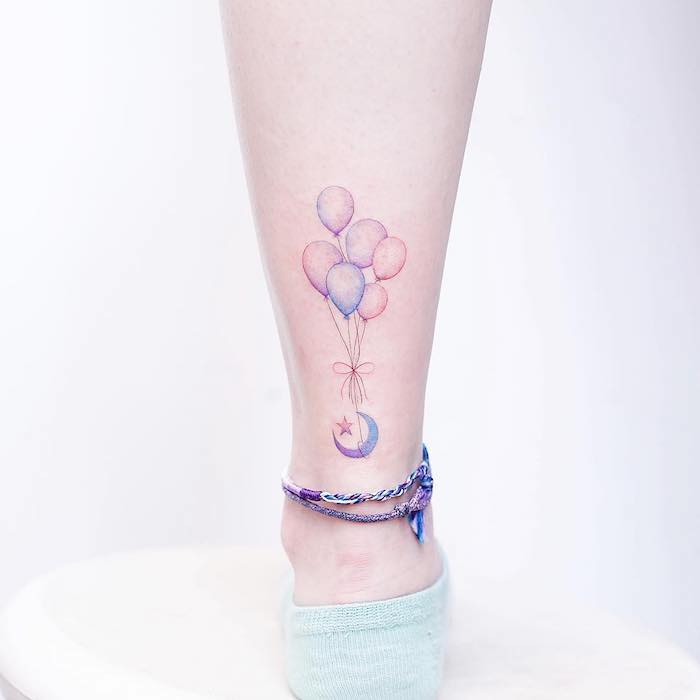 Farbiges Tattoo an der Wade, Mond Stern und Luftballons, lila Fußkette