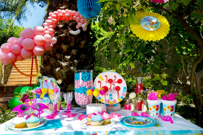 dekoration 30 geburtstag, flamingo als motiv der party pinke feier zum genießen, bunte farben bereiten freude