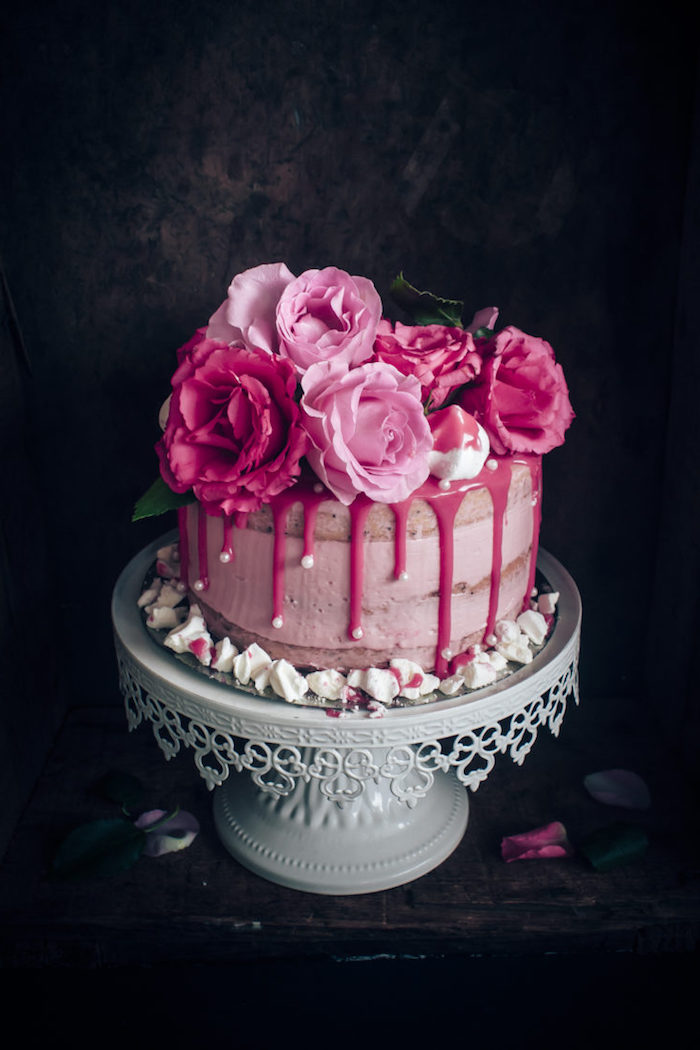 Geburtstagstorte mit Buttercreme, Erdbeersyrop und echten Blüten, Torte in Rosa