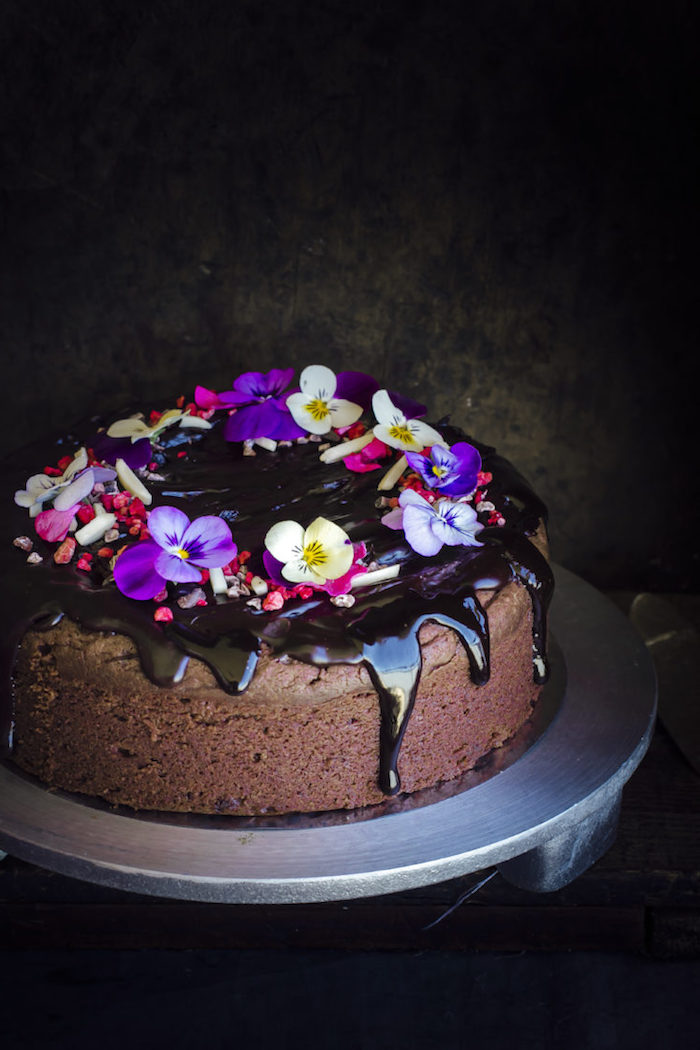 Torte mit Schokolade und echten Blüten dekorieren, tolle Ideen für jeden Anlass