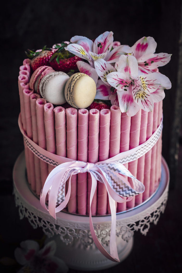Torten dekorieren, französische Macarons und Lilien, schöne Schleife, Idee für Geburtstagstorte