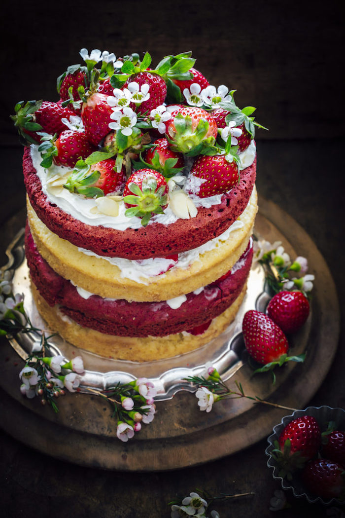 Tortendekoration aus Erdbeeren und echten Blüten, Idee für selbstgemachte Geburtstagstorte