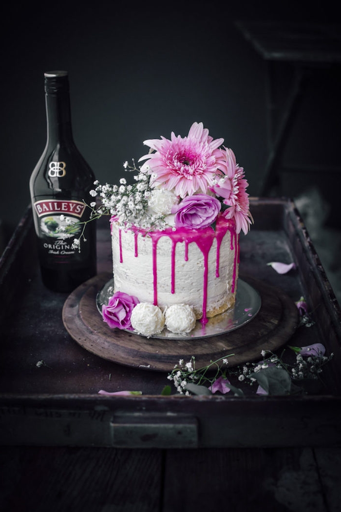 Torte mit echten Blüten dekorieren, Himbeercreme und Sahne, Torte mit Baileys genießen