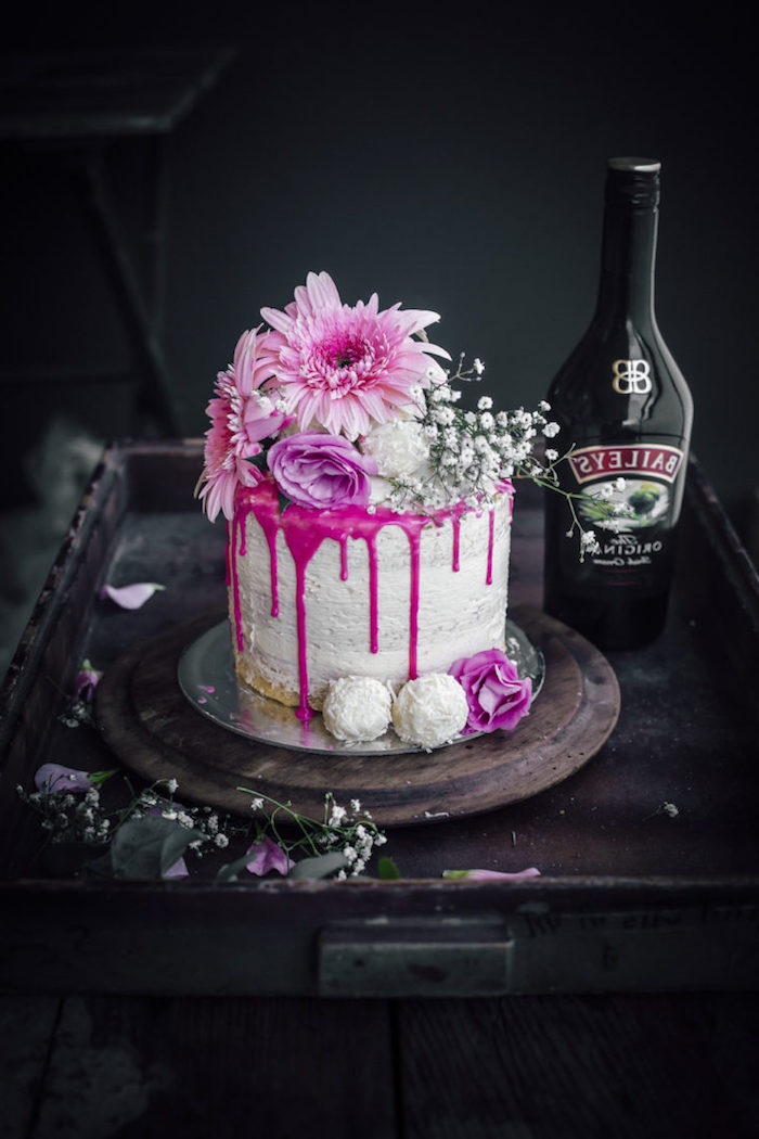 Torte mit echten Blumen dekorieren