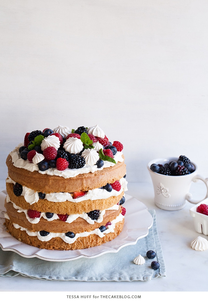 Torte mit vier Böden, frischen Früchten und Sahne, Idee für Geburtstagstorte