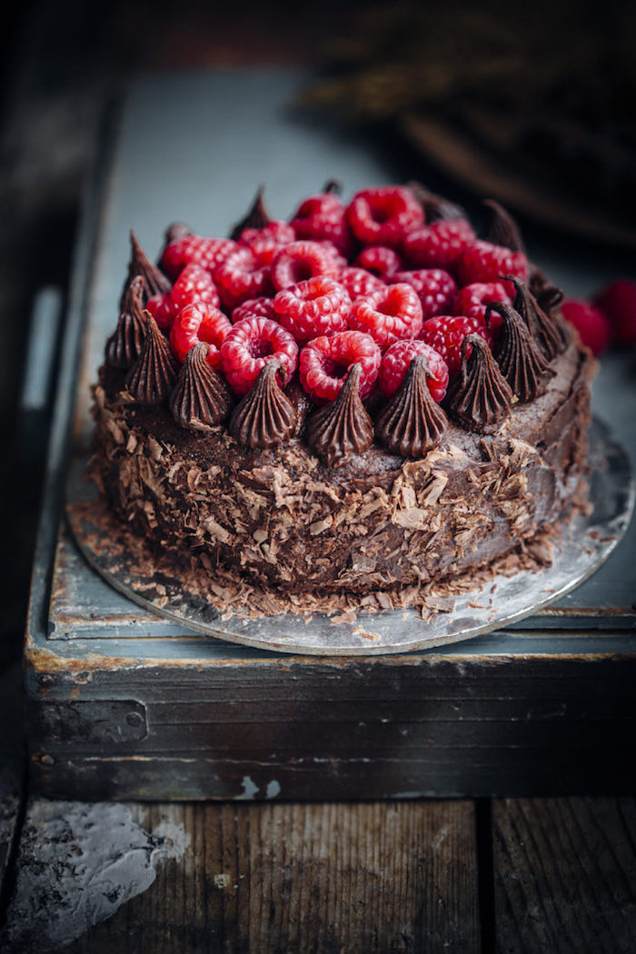 Torte mit Schokoladencreme und Himbeeren, Idee für leichte und schnelle Geburtstagstorte