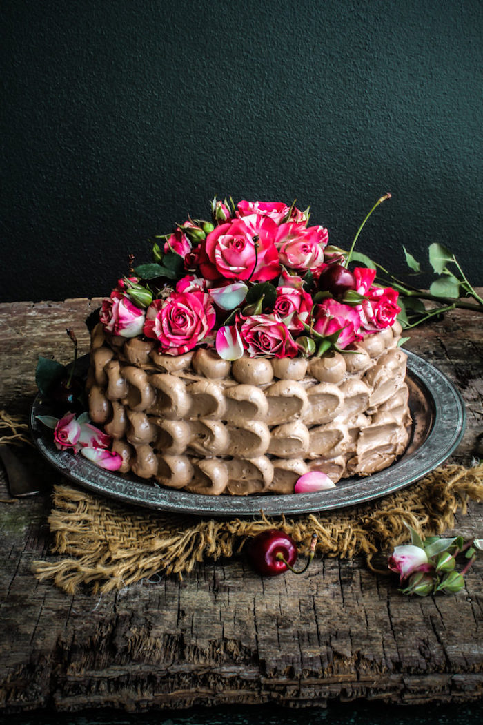 Torte mit Buttercreme und echten Rosen, Idee für Geburtstagstorte