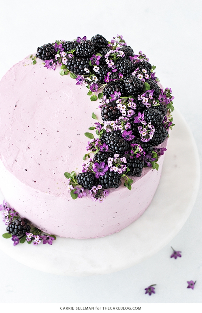 Torte mit Buttercreme Brombeeren und echten Blüten, Idee für leichte Geburtstagstorte