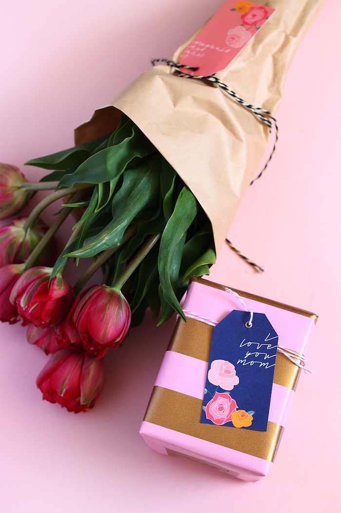 Tulpenstrauß in Papier, kleine Geschenkschachtel mit Karte, Geschenk zum Muttertag