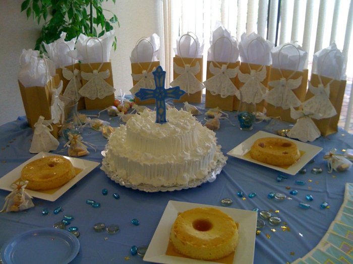 eine Menge Engelchen auf Tüten, eine herrliche Torte mit blauem Kreuz, Tischdekoration Kommunion