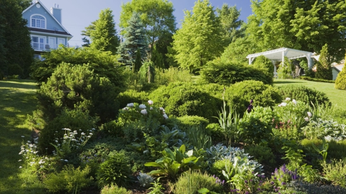 Grüner vertikaler Garten mit weißen Blumen, ein Gartenzelt, viele Bäume, Garten verschönern