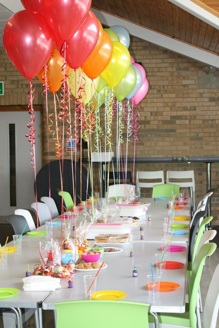 bunte Ballons, bunte Teller und Einweggläser mit Trinkhalm, Tischdekoration Kommunion