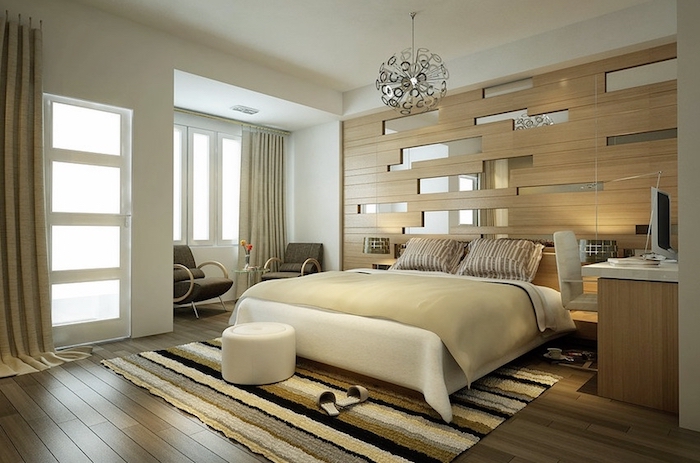 schlafzimmer ideen wandgestaltung in beige und braun, spiegel elemente an der wand, vorhänge, hocker