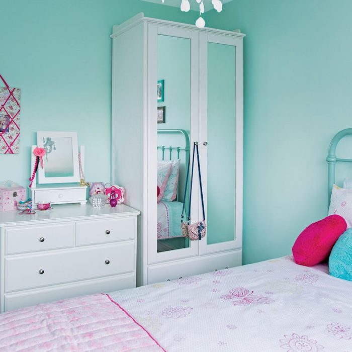 Schlafzimmer in Beige, weiße Möbel, Bettwäsche in Rosa, Mädchen Accessoires