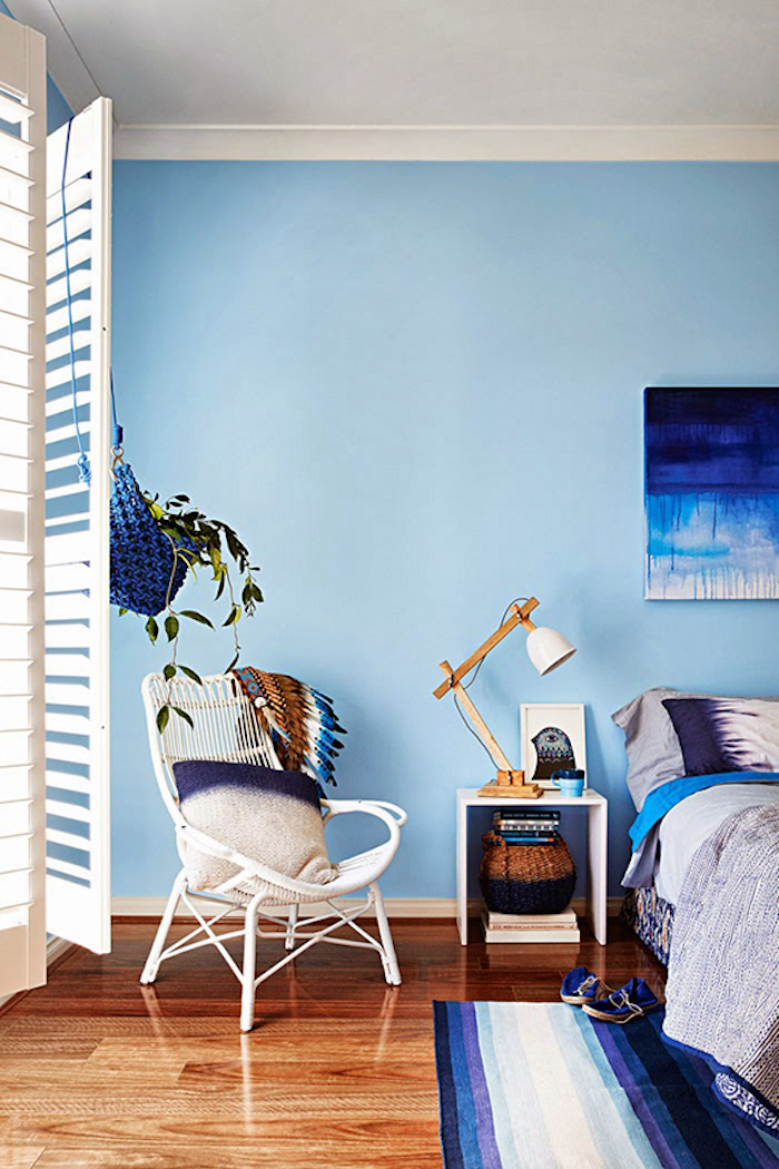 Schlafzimmer Einrichtung, Wandfarbe Hellblau, weiße Vintage Möbel