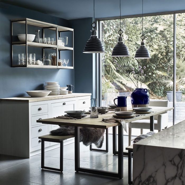 Stilvolle und elegante Kücheneinrichtung, Wandfarbe Petrol, Möbel in hellen Farbtönen