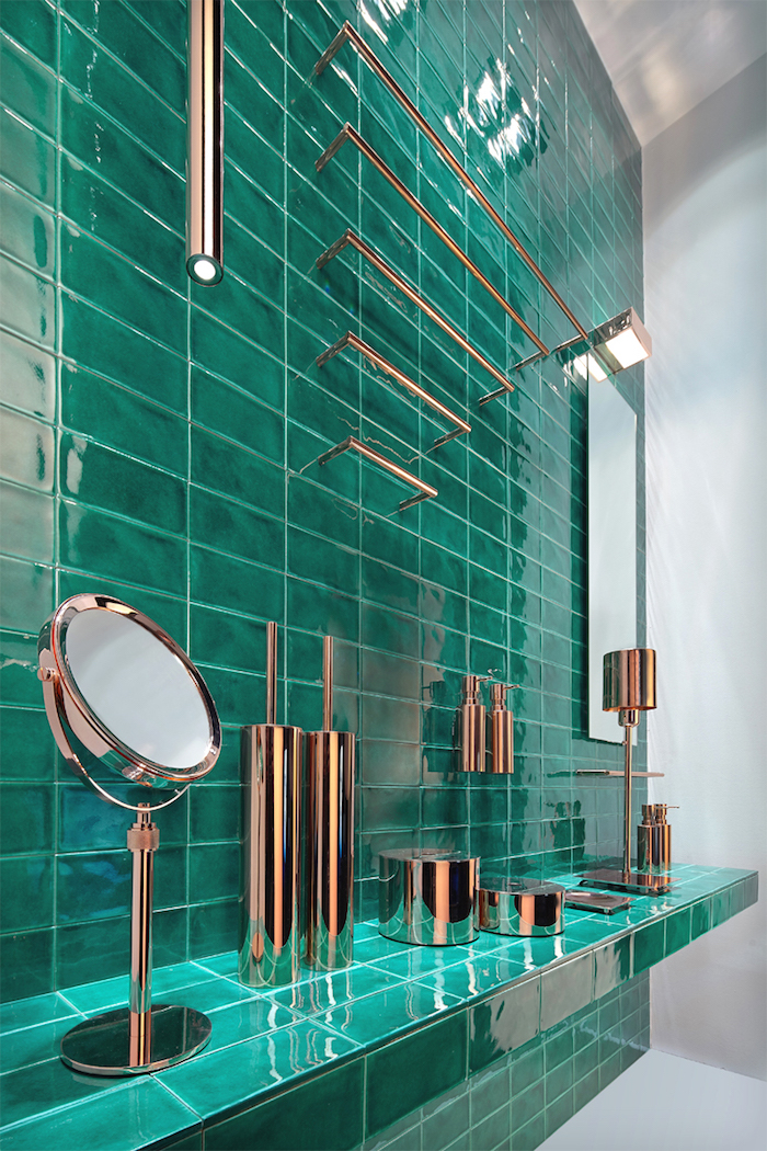 Badezimmer Einrichtung, Fliesen in türkis, kräftiger Ton, runder Spiegel
