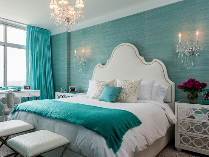 Schlafzimmer in Türkis, Wand und Vorhänge in Türkis, weißes Bett, verspielte Kronleuchter