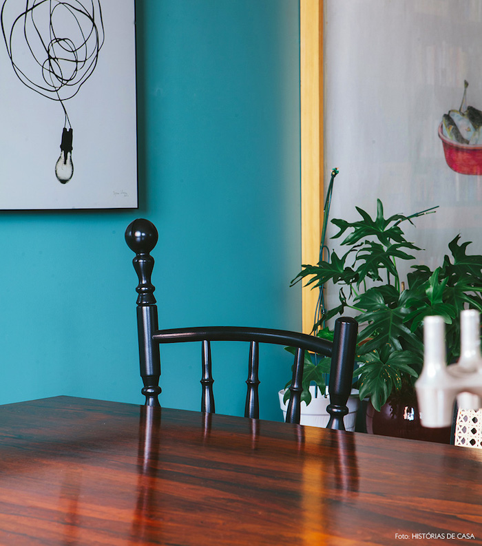 Wandfarbe Türkis, starker Farbton, schwarzer Stuhl, grüne Zimmerpflanze