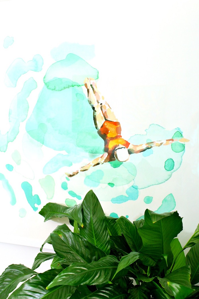 Wandfarbe Türkis, in Form von Wassertropfen, schwimmende Frau, grüne Zimmerpflanze