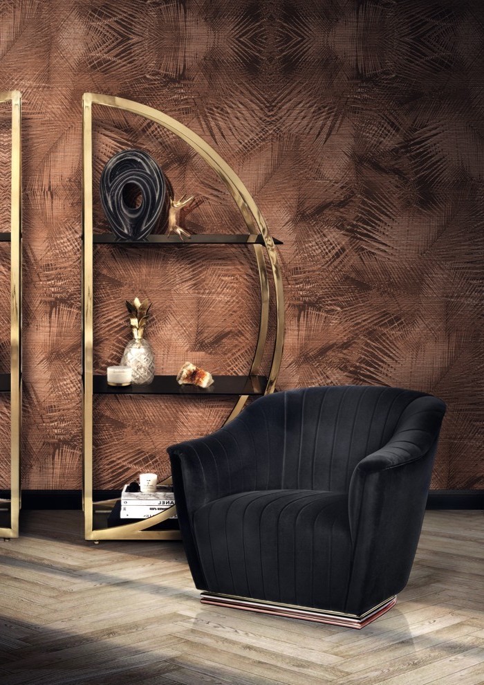 Wohnzimmer in dunkeln Farbnuancen, schwarzer Sessel, Wandfarbe Braun, Regal mit goldenen Elementen