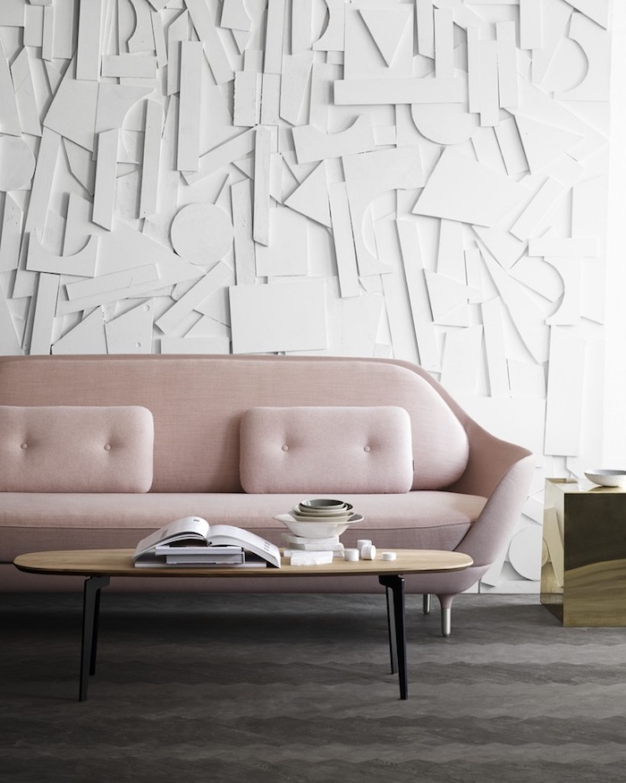 Wohnzimmer in hellen Farbnuancen, Wandfarbe Weiß und rosa Sofa, länglicher Holztisch