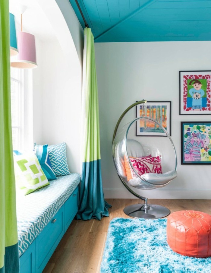Schlafzimmer Inspiration, runder durchsichtiger Stuhl, Decke und Schränke in Türkis