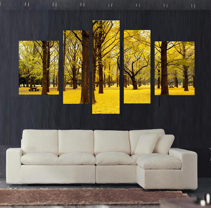 schöne wandgestaltung idee, gelbe wandbilder, krasse farben an einem dunkelgrauen wand, weißes sofa