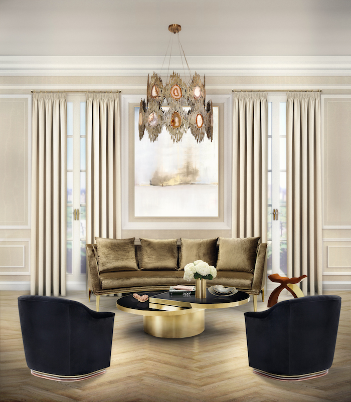 Edle Wohnzimmereinrichtung, schwarze Sessel ,Sofa in Golden, weiße Vorhänge, verspielter Kronleuchter