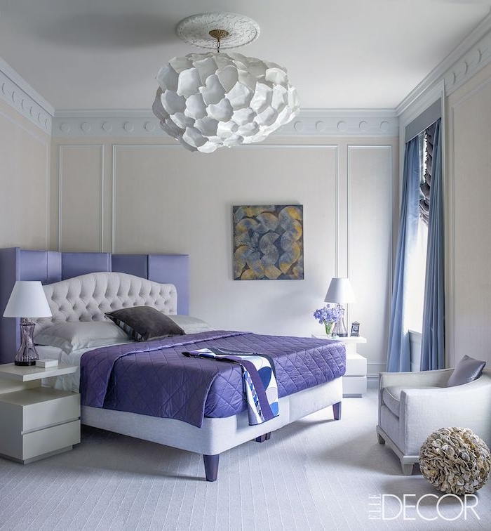 deko für schlafzimmer, zimmerdesign in weiß mit lila dekorationen, lampe, sessel, wandbild