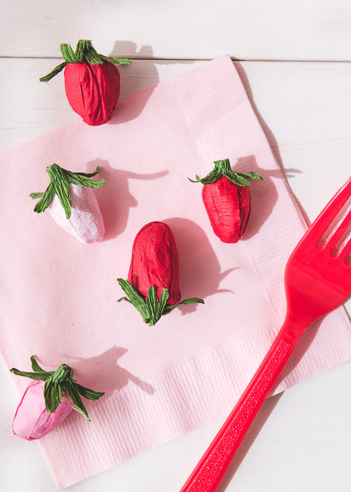 Erdbeeren aus Papier, mit Krepppapier basteln, süße Dekoration zum Muttertag