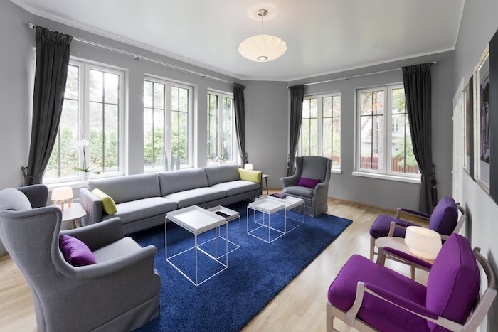 welche farbe passt zu grün, krasse farben, die kontrastieren schaffen modernen look in jedem zimmer, wohnzimmer in blau, lila, grüne deko und graue möbel