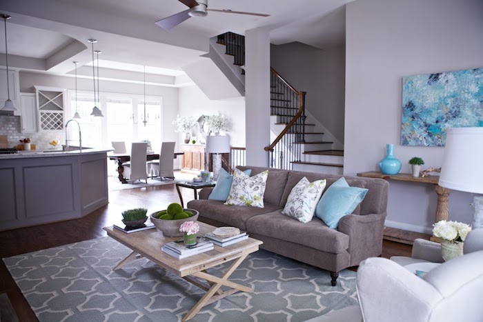 wohnzimmer grau weiß einrichten, ideen zum nachmachen, wohnküche blaue elemente an der deko