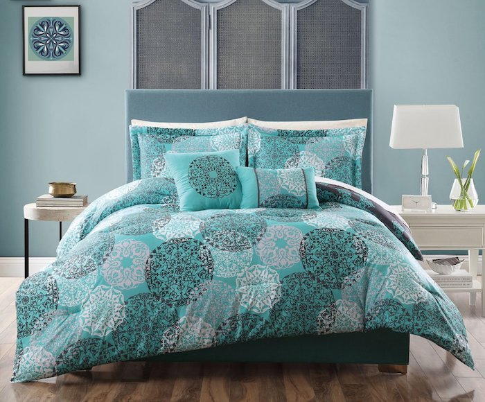 graue wandfarbe in dem schlafzimmer, ideen zum einrichten, blau und grau muster, motive, geometrische dekorationen