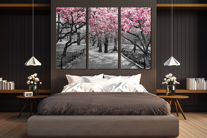 graue wandfarbe mit braun und beige kombinieren, graue wandbilder mit rosa bäumen, idee schön und romantisch, schlafzimmer