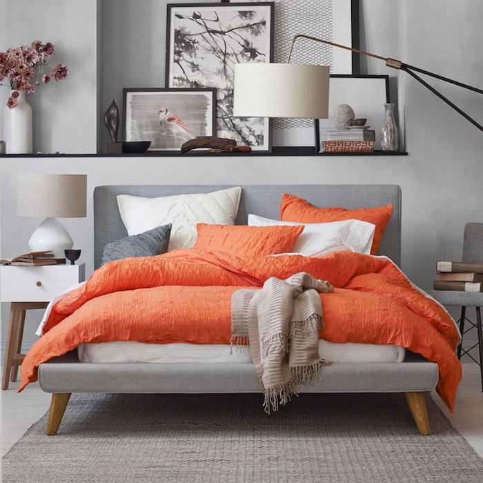 welche farbe passt zu blau und grau, kontraste bei der einrichtung, orange decke idee für das schlafzimmer
