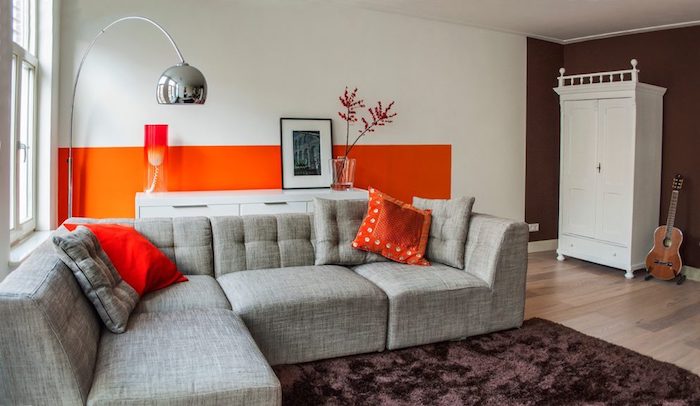 welche farbe passt zu rot und orange, designer idee für die wohnung einrichtung mit stil und geschmack, brauner teppich