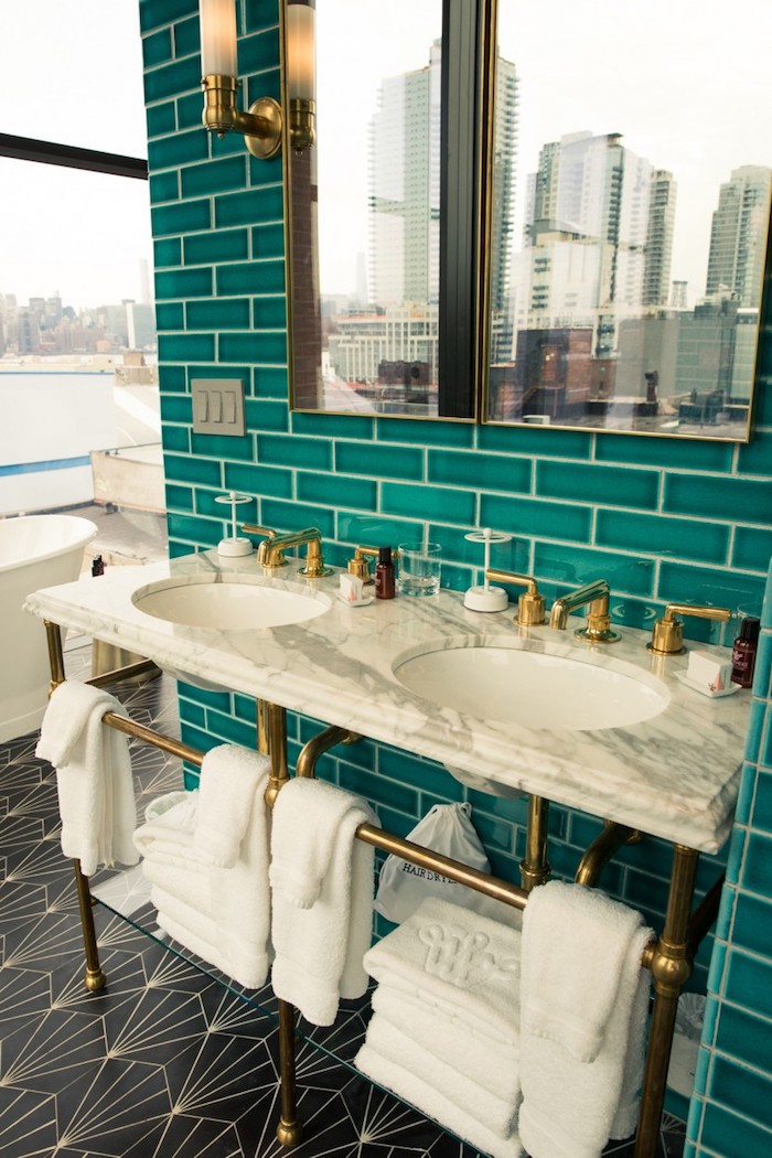 Badezimmer Inspiration, Fliesen in Türkis, kräftiger Farbton, Waschbecken aus Marmor, große Spiegel