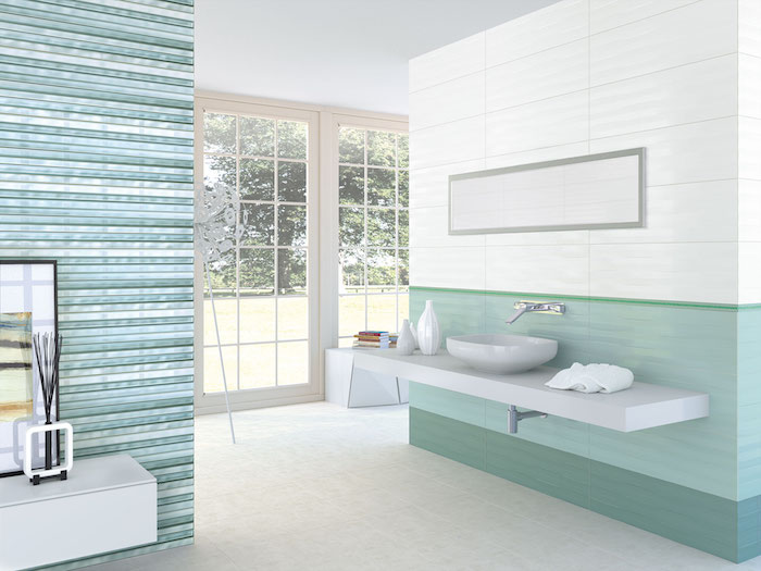 Badezimmer in hellen Pastellfarben, Fliesen in Weiß und Türkis, weißes Waschbecken