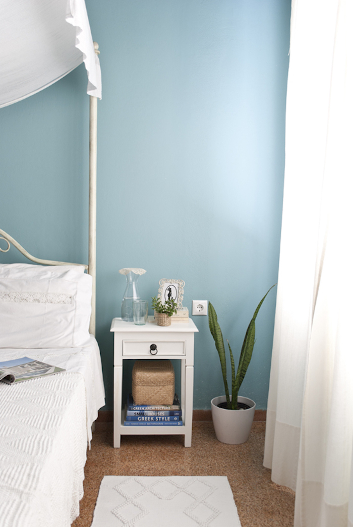Schlafzimmer Wandfarbe Türkis, weißes Bett und weiße Vorhänge, Bett mit Himmel, Aloe in Blumentopf