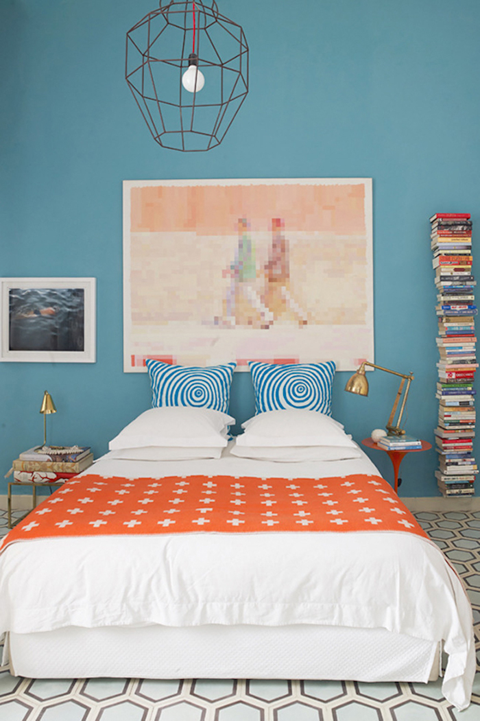 Schlafzimmer Wandfarbe Türkis, Turm aus Büchern, minimalistische Einrichtung