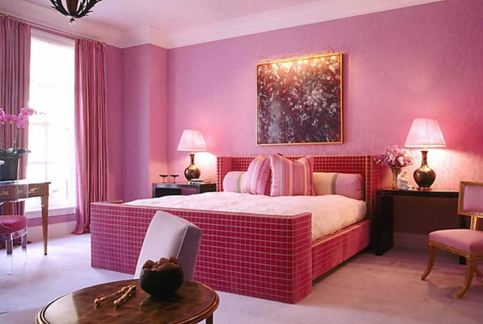 rosa zimmer gestaltungsideen, spiegel im schlafzimmer, wandbild, deko idee, lampe, schlafzimmer, großes fenster, vorhänge rosa