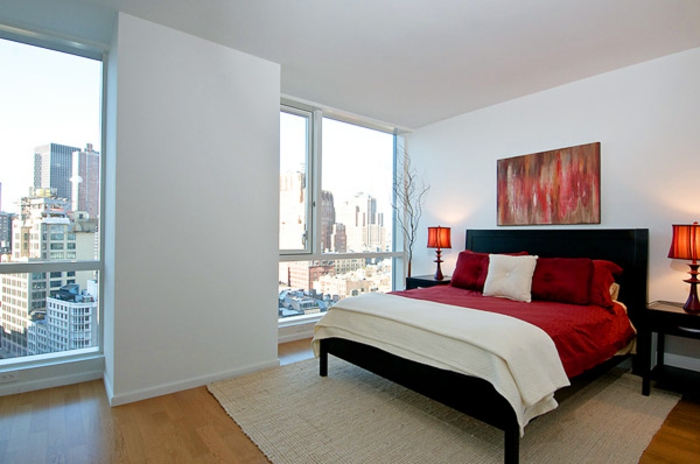welche farbe fürs schlafzimmer, weiß als hauptfarbe und rote dekorationen, wohnung mit schönem ausblick über die stadt