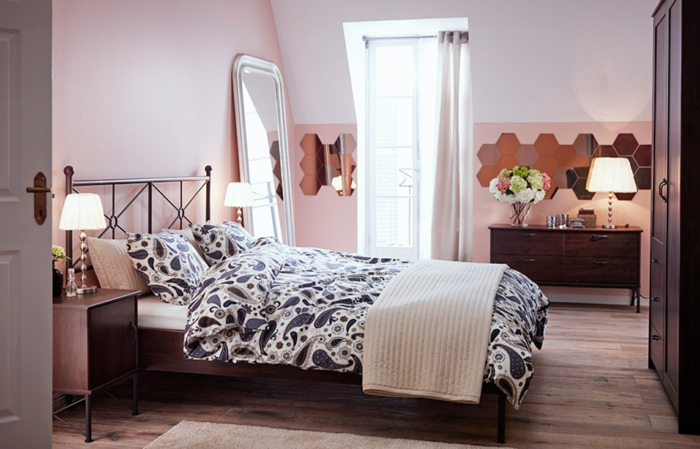 welche farbe fürs schlafzimmer, rosarote und weiße passen zum mädchenhaften design ideen, großer spiegel im raum