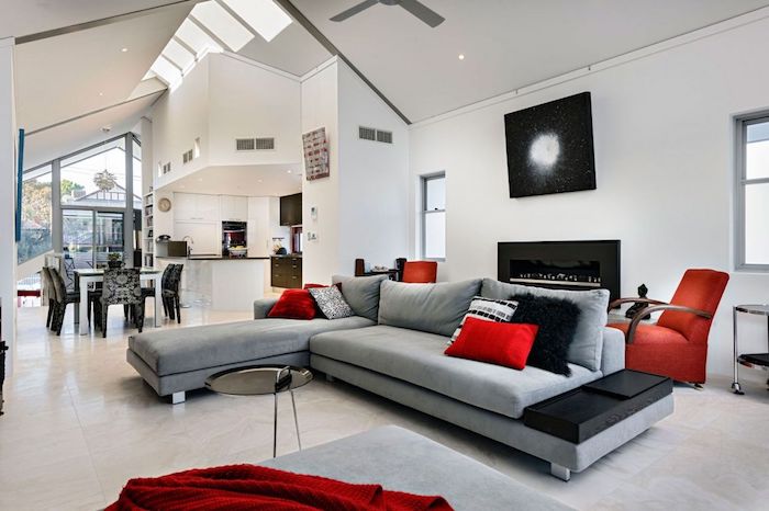 graues wohnzimmer mit roten akzenten gestalten und dekorieren ideen, großes sofa in grau, fernsehwand