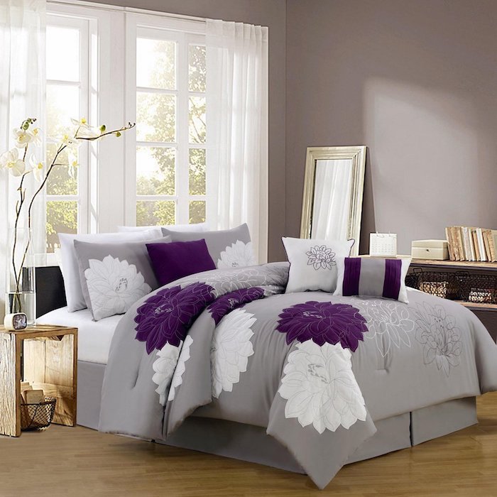 welche farbe passt zu lila, grau violettes zimmerdesign, schlafzimmer idee, ruhig schlafen in schöner atmosphäre