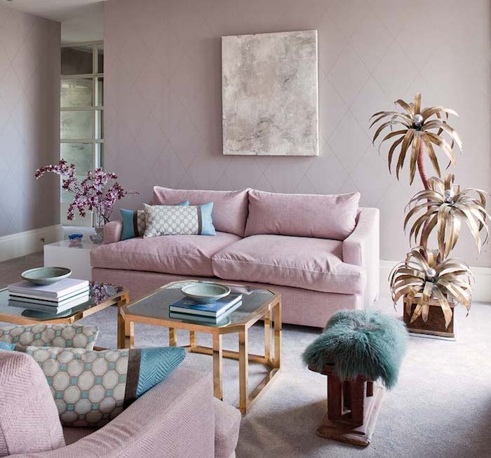 Wohnzimmer in Pastellfarben, Sofa in Zartrosa, künstliche Pflanzen