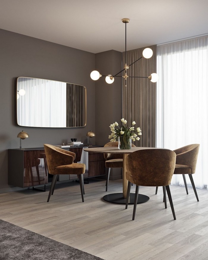 Wandfarbe Grau, braune Möbel, Tulpenstrauß in Glasvase, helles Parkett