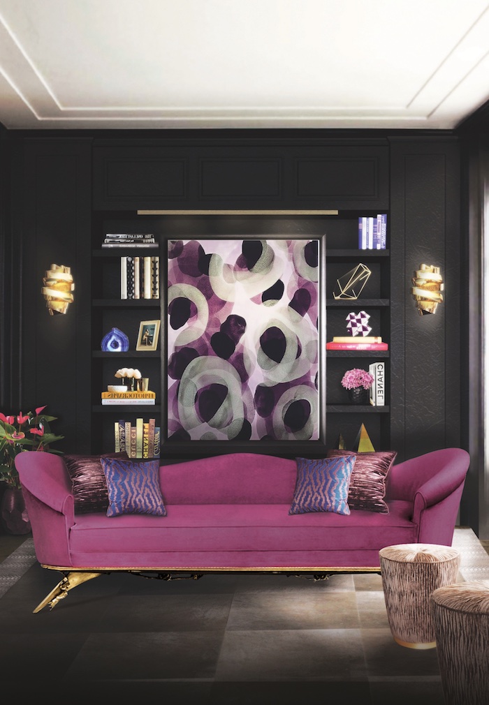 Wandfarbe Schwarz, violettes Sofa mit vier Deko Kissen, Gemälde und Wandlampen